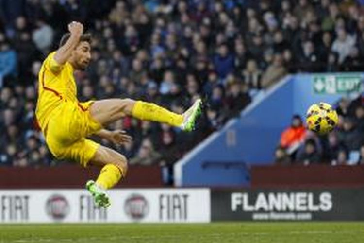 Penyerang Liverpool Fabio Borini melepaskan tembakan yang berujung gol ke gawang Aston Villa, pada laga Premier League, di Villa Park, Birmingham, Sabtu (17/1/2015). Liverpool memenangi laga dengan skor 2-0.