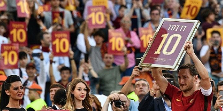 Francesco Totti mengangkat plakat bernomor 10 yang identik dengan nomor kostumnya selama membela AS Roma pada seremoni perpisahan seusai laga antara Roma dan Genoa di Olimpico, Minggu (28/5/2017). 