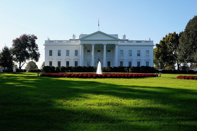 Halaman Gedung Putih, sementara pekerjaan pembongkaran berlanjut di Sayap Timur, tempat ballroom yang diusulkan Presiden AS Donald Trump sedang dibangun, seperti yang terlihat dari Pennsylvania Avenue di Washington DC, AS, Kamis (24/10/2025).