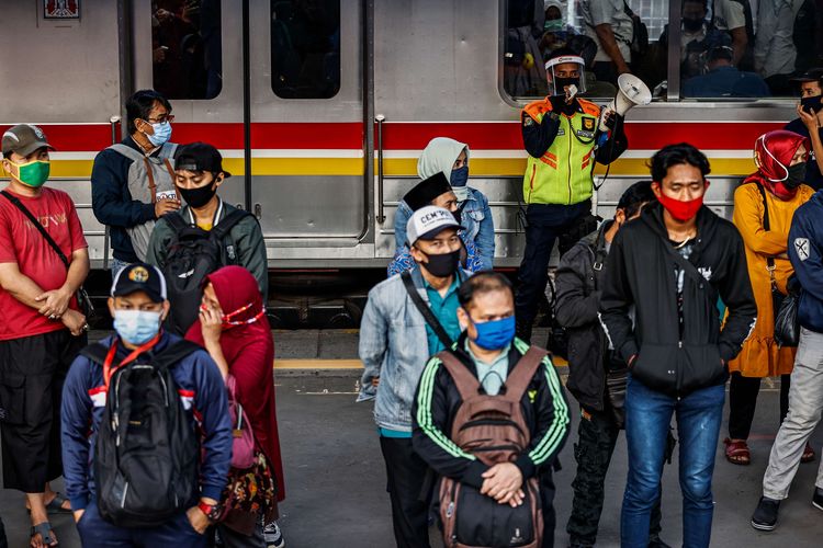 Penumpang meggunakan masker saat memberikan himbauan jaga jarak di Stasiun Tanah Abang, Jakarta Pusat, Senin (3/8/2020). PT Kereta Commuter Indonesia (KCI) mencatat ada kenaikan jumlah penumpang di beberapa stasiun KRL Jabodetabek pada hari ini. Senin (3/8) pukul 07.00 WIB, total keseluruhan pengguna KRL mencapai 71.325 orang.
