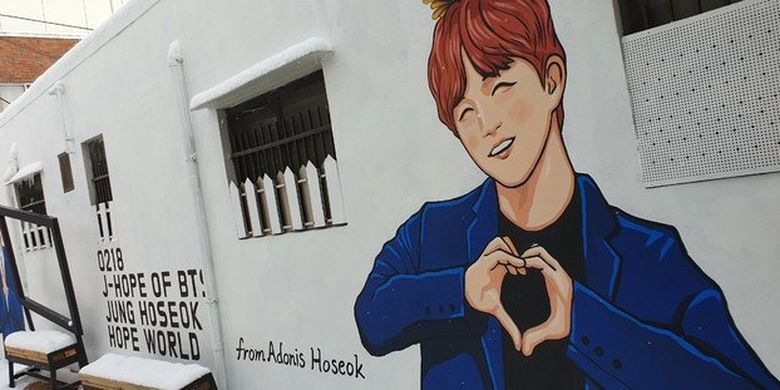 Mural J-Hope BTS yang dibuat oleh penggemarnya asal China. Mural ini adalah kado ulang tahun ke-28 J-Hope