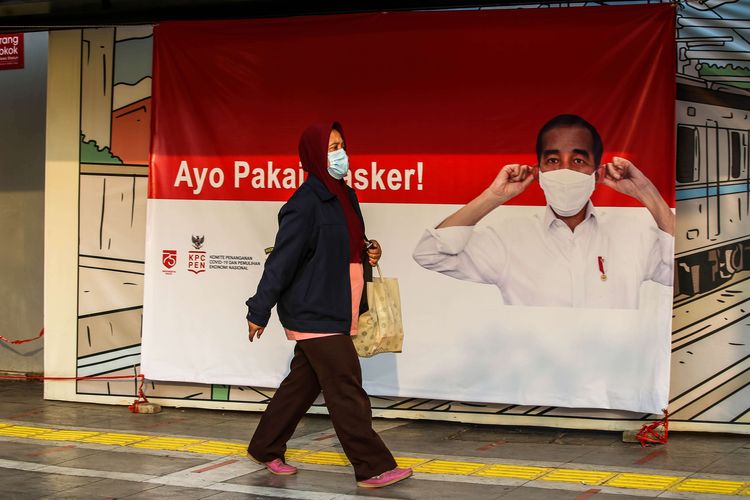 Pekerja yang menggunakan masker saat melintasi poster Presiden Joko Widodo yang menghimbau penggunaan masker di Stasiun Tanah Abang di Jakarta Pusat, Senin (14/9/2020). PSBB kembali diterapkan tanggal 14 September 2020, berbagai aktivitas kembali dibatasi yakni aktivitas perkantoran, usaha, transportasi, hingga fasilitas umum.