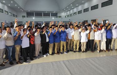 Bakal calon gubernur Jawa Tengah, Ahmad Luthfi berfoto bersama dalam konsolidasi Partai Gerindra di Gedung IPHI Demak, Sabtu (14/9/2024) malam.