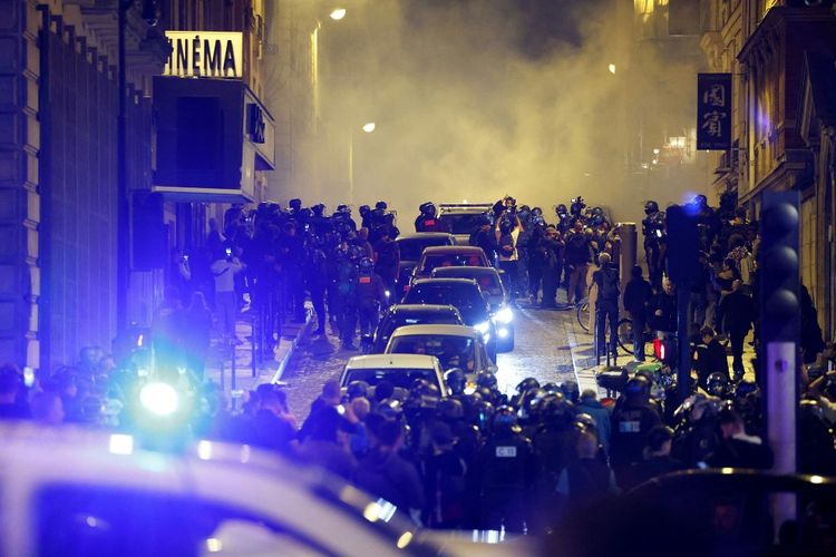 Polisi Perancis berpatroli saat para demonstran memenuhi jalan di daerah Champs Elysees di Paris, 1 Juli 2023, lima hari setelah Nahel M (17) tewas ditembak polisi di Nanterre, pinggiran barat Paris.