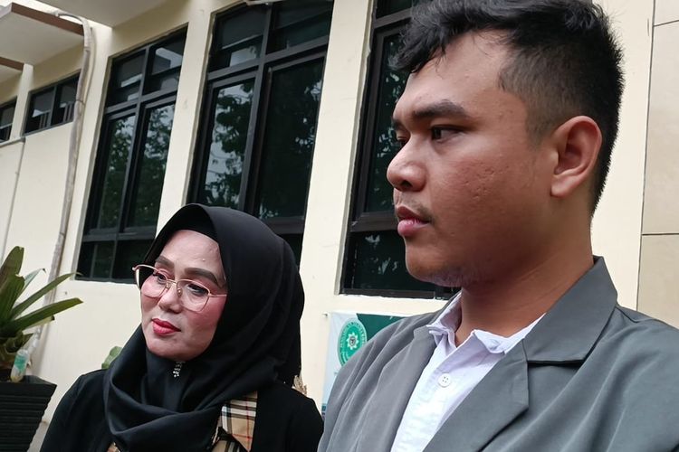 Yani (kiri) dan Ferdian, kuasa hukum Hana Hanifah (kanan)  di Pengadilan Agama (PA) Bogor, Jawa Barat, Selasa (28/11/2023). 