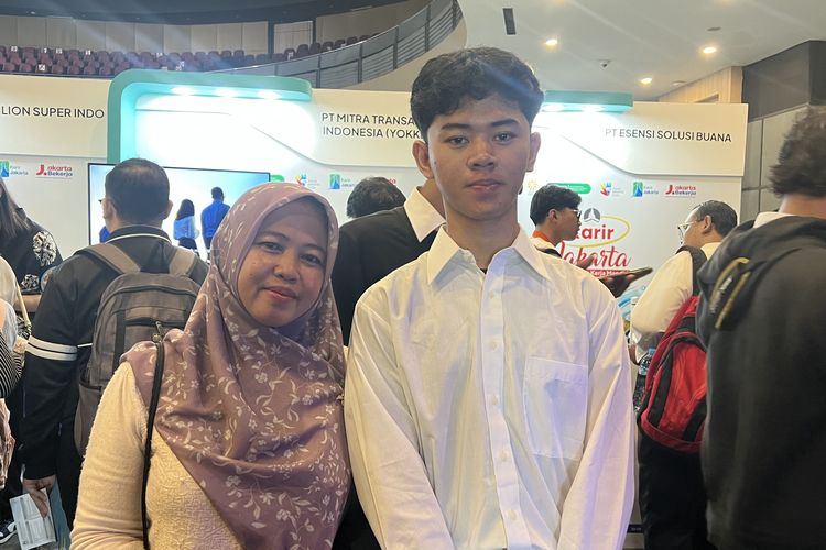 Naik Motor dari Bogor ke Jakarta, Noni Temani Anak Cari Kerja di Job Fair: Semoga Dapat Pekerjaan