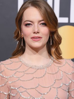 Aktris Emma Stone ketika menghadiri Golden Globe 2019, Minggu (6/1/2019) malam waktu setempat.