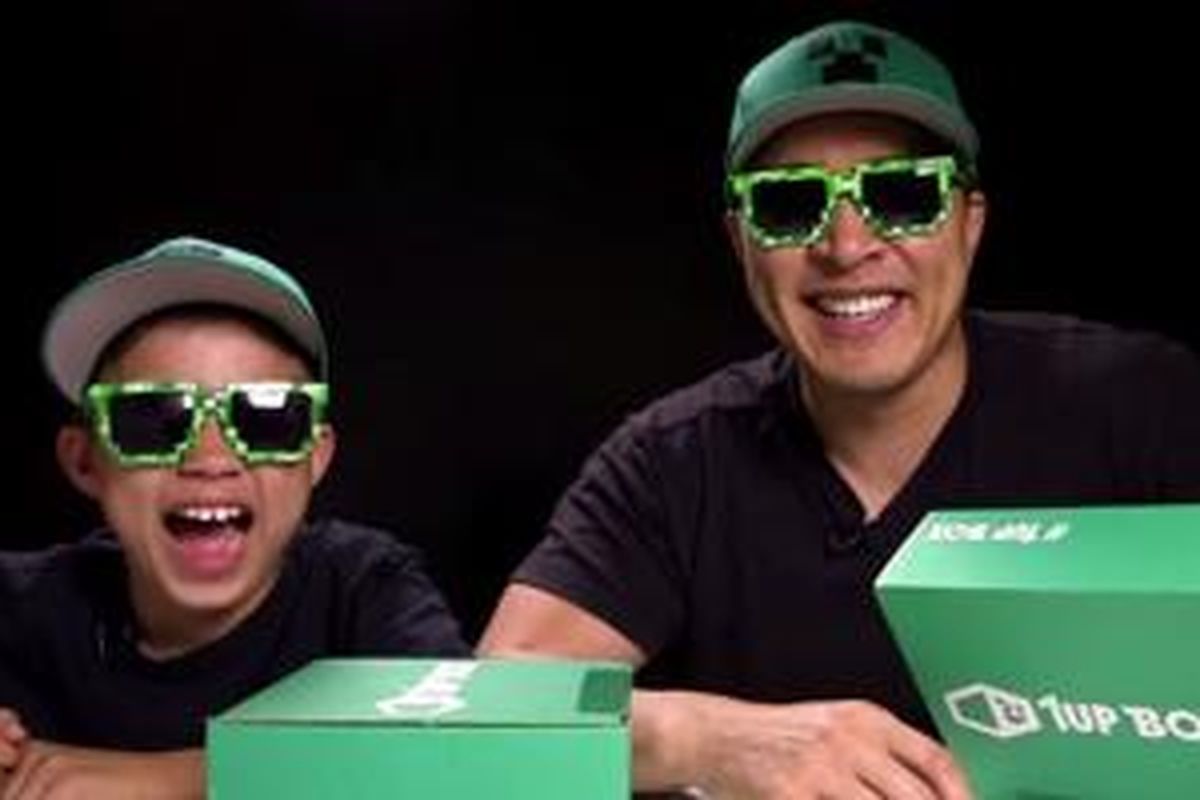 Evan (kiri) dan ayahnya, Jared (kanan), memiliki pekerjaan sebagai pengulas mainan di media sosial Youtube.