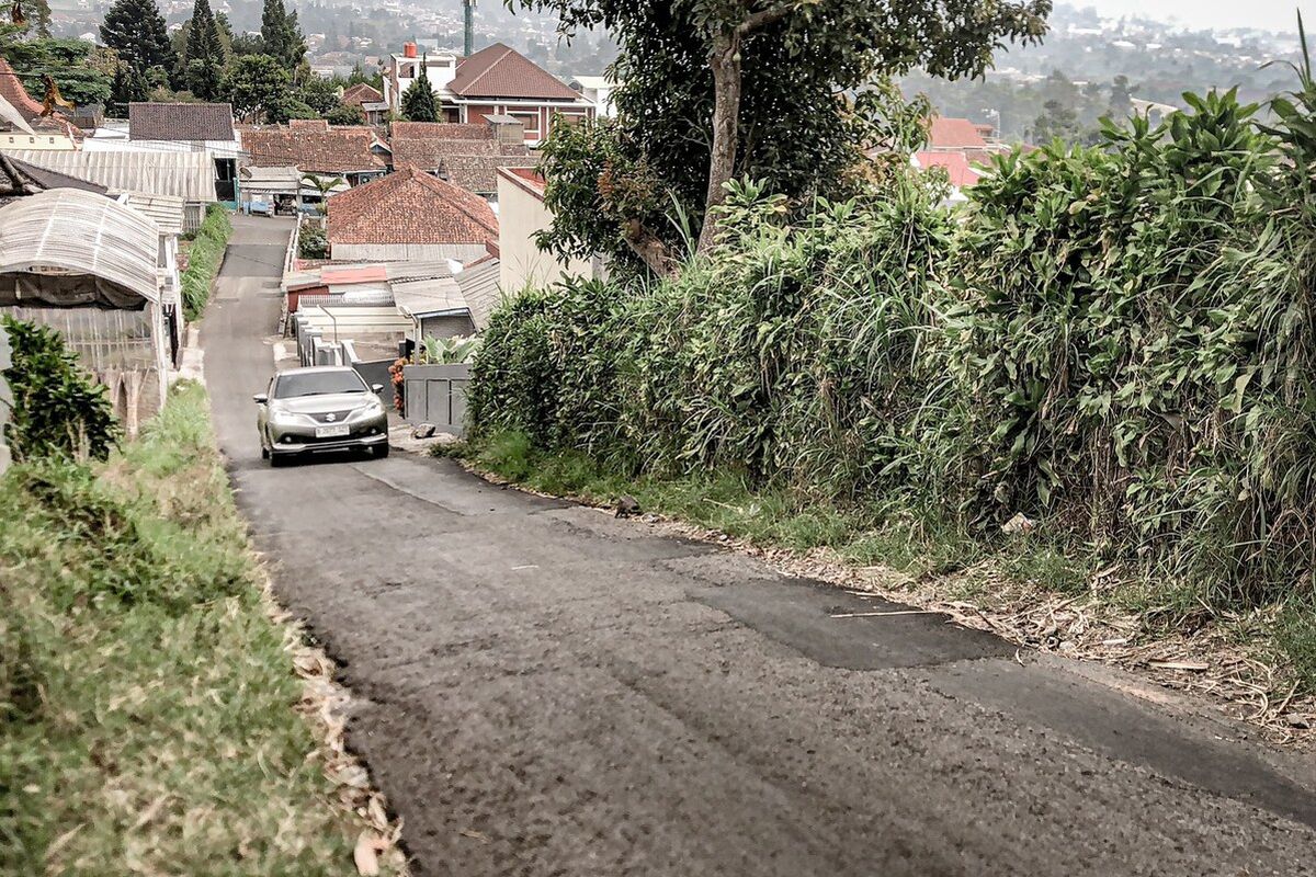 Penampakan Tanjakan SpongeBob, jalan terjal yang menjadi jalan alternatif dari Kota Bandung menuju kawasan wisata Lembang, Kabupaten Bandung Barat (KBB), Jawa Barat, Jumat (3/11/2023).