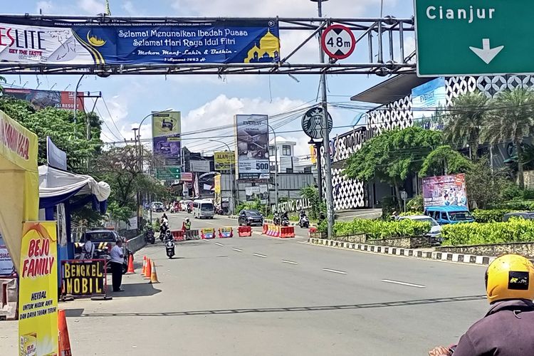 Situasi arus lalu lintas saat penerapan one way atau satu arah ke bawah di Puncak Bogor, Jawa Barat, Minggu (7/5/2022).