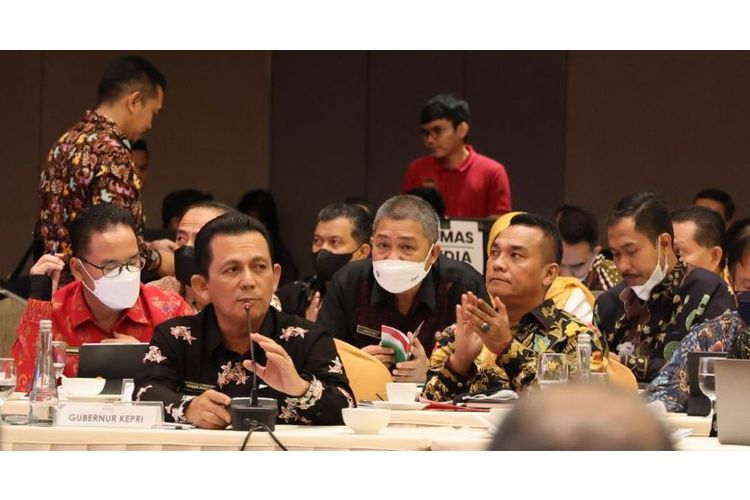 Gubernur Kepulauan Riau (Kepri) Ansar Ahmad saat menghadiri acara puncak Rapat Koordinasi Gubernur (Rakorgub) se-Sumatera 2022 di Ballroom Premiere Hotel, Pekanbaru, Riau, Kamis (30/6/2022) 
