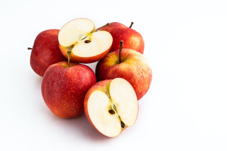 Biji apel mengandung sianida yang berbahaya bagi tubuh. Namun, biji apel memiliki lapisan pelindung, sehingga relatif aman jika tak sengaja tertelan.