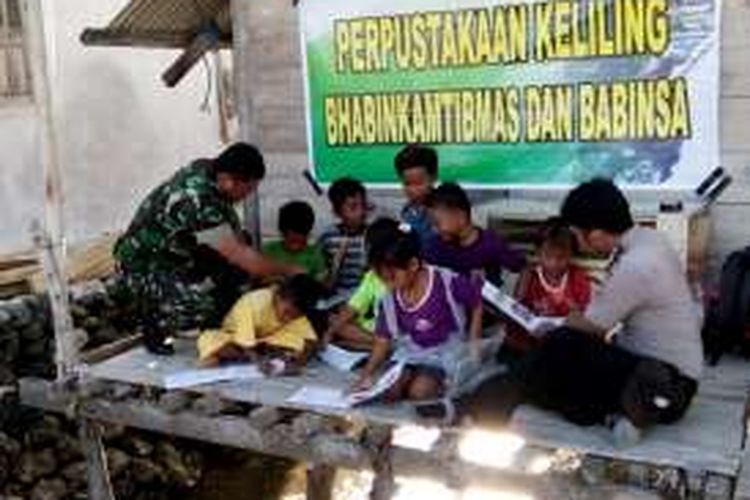 Dua orang anggota Polri dan TNI terlihat kompak mengajari anak-anak Desa Bajo Bahari untuk belajar membaca. Keduanya bertekad memberantas buta huruf dengan mendirikan Perpustakaan Keliling di tiga desa Kecamatan Wabula, Kabupaten Buton, Sulawesi Tenggara 