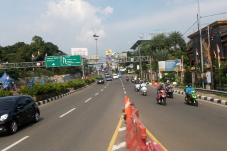 Sistem satu arah atau one way ke Jakarta diterapkan di Puncak Bogor, Jawa Barat, Minggu (10/10/2021).