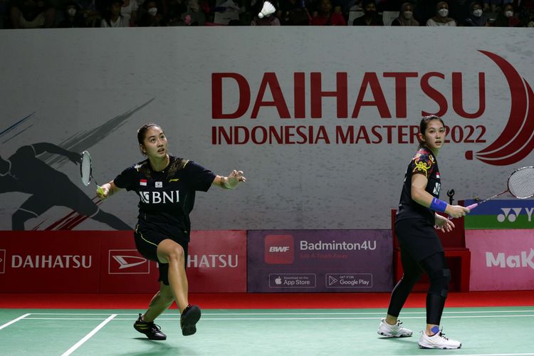 Pasangan ganda putri Indonesia Febby Gani dan Ribka Sugiarto bertanding melawan ganda putri Bulgaria, Gabriela Stoeva dan Stefani Stoeva saat babak kualifikasi Indonesia Masters 2022 di Istora Senayan Jakarta, Selasa (7/6/2022). Pasangan Febby dan Ribka menang dengan skor 18-21, 21-12, dan 21-14.