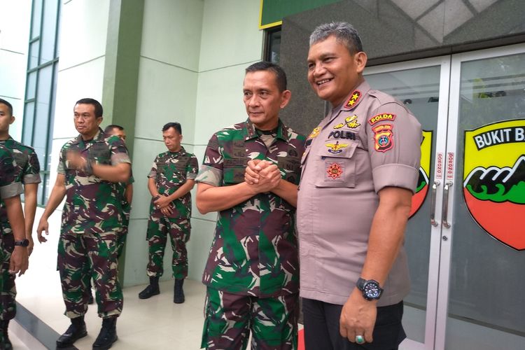 Panglima Kodam I Bukit Barisan,  Mayjend TNI MS Fadhillah bertemu dengan Kapolda Sumut, Irjen Pol Martuani Sormin di Balai Prajurit di Kodam I BB, pada Jumat siang (28/2/2020). Pangdam menginstruksikan agar kerusakan di Polsek untuk segera diperbaiki.