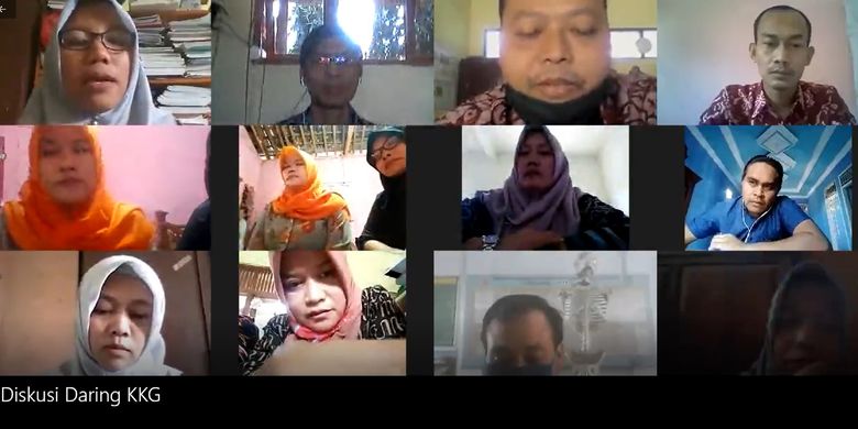 Diskusi anggota Kelompok Kerja Guru (KKG) secara daring di sebuah gugus kecamatan Sukorejo Kendal Jawa Tengah untuk membuat perencanaan pembelajaran menyikapi perubahan kurikulum saat pandemi.