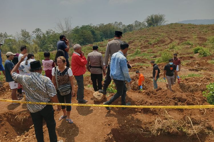 Anggota Polres Salatiga melakukan identifikasi terhadap mayat yang ditemukan di perkebunan karet