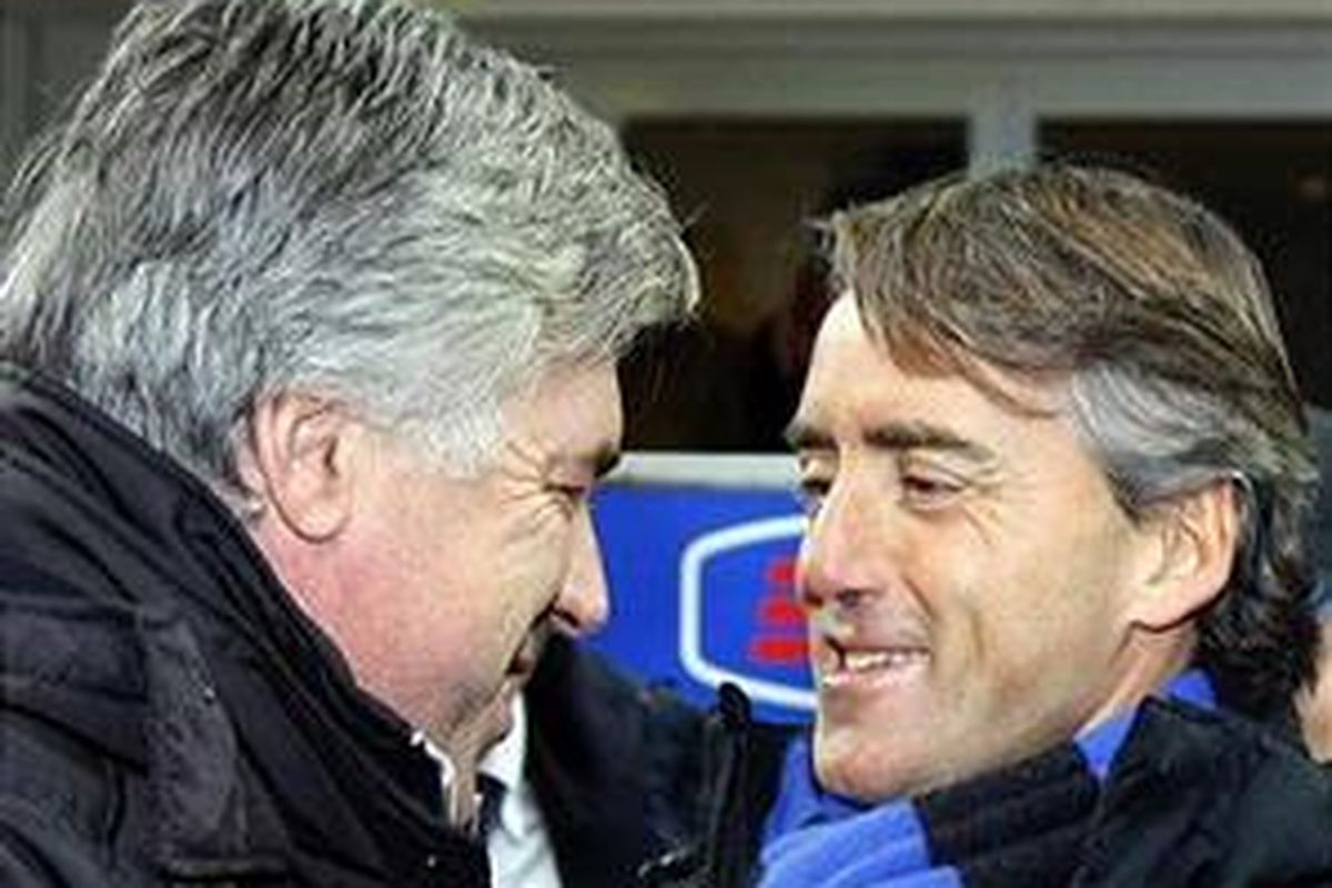 Pelatih Chelsea, Carlo Ancelotti (kiri) dan Roberto Mancini yang kini melatih Manchester City.