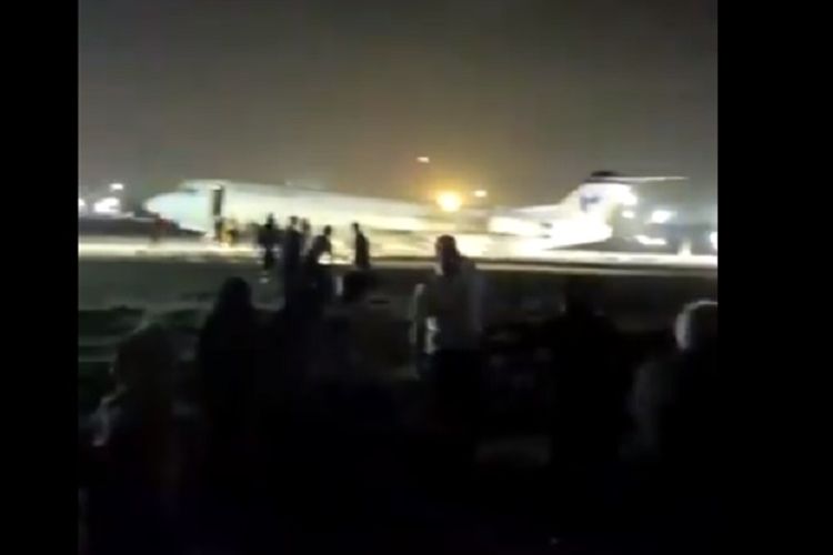 Roda pesawat milik Iran Air sulit terbuka saat mendarat di Bandara Mehrabad, Tehran, Iran, Selasa (19/3/2019). Pesawat dapat mendarat tapi muncul percikan api. (Instagram/smrmotamedi)