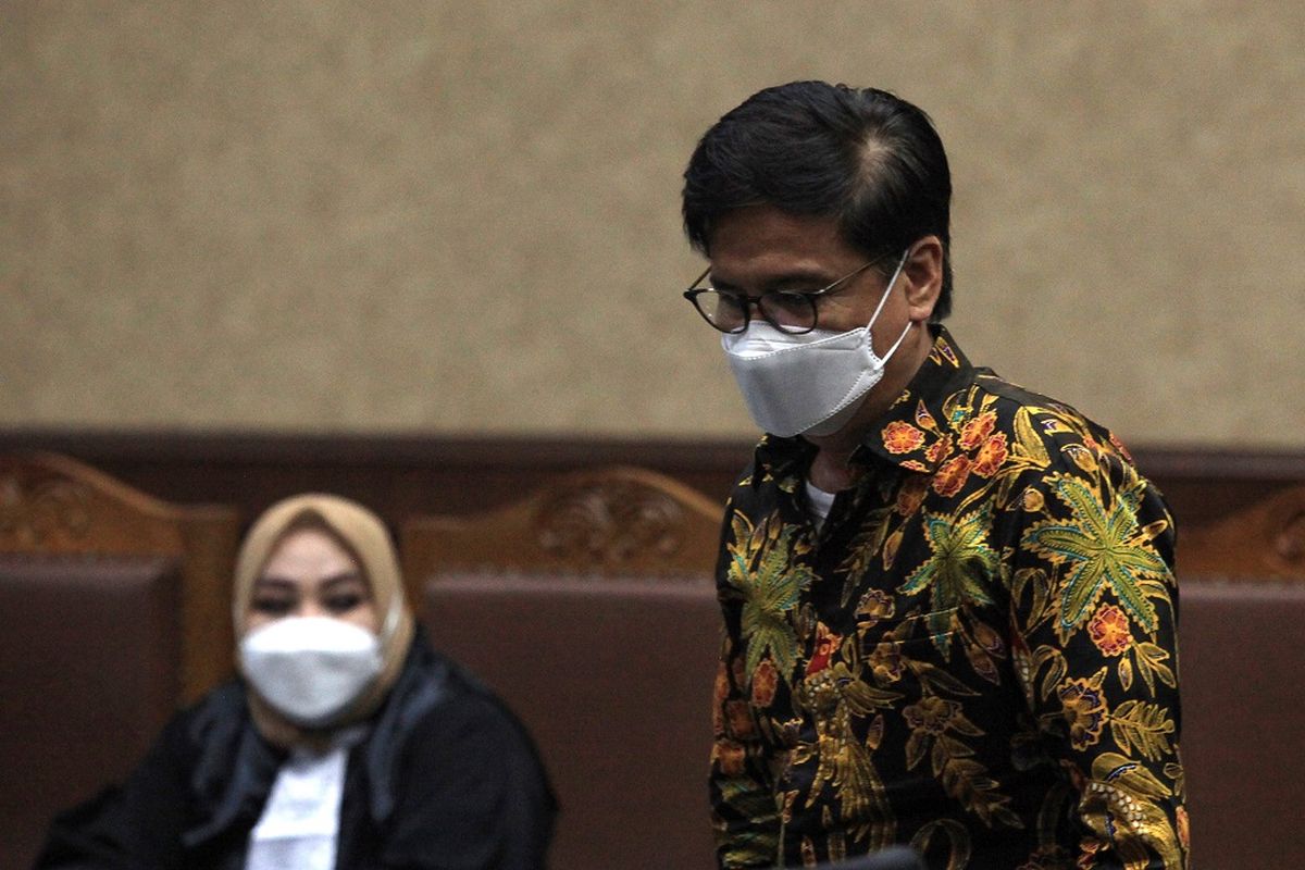 Direktur Utama Perusahaan Umum Daerah (Perumda) Pembangunan Sarana Jaya nonaktif Yoory C Pinontoan mengikuti sidang dengan agenda tuntutan di Gedung Pengadilan Tipikor, Jakarta, Kamis (10/2/2022). Jaksa Penuntut Umum KPK menuntut terdakwa kasus dugaan korupsi pengadaan tanah untuk proyek DP Nol Rupiah Pemprov DKI di Jakarta Timur tersebut dengan hukuman enam tahun delapan bulan penjara dan denda satu miliar rupiah subsider enam bulan kurungan. ANTARA FOTO/Reno Esnir/wpa/foc.