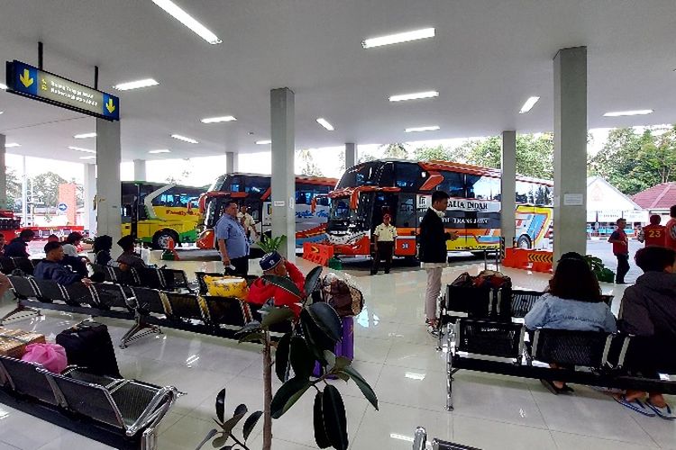 Penumpang menunggu bus di Terminal Tingkir Kota Salatiga, Kamis (4/4/2024). 