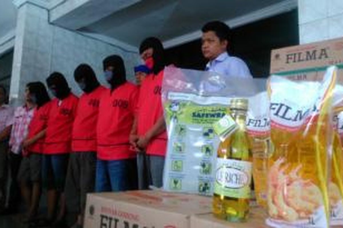 Polisi menangkap enam tersangka yang diduga melakukan praktik pengolahan air zamzam palsu dari tiga lokasi, Jakarta Pusat, Barat dan Timur, Kamis (2/4/2015).