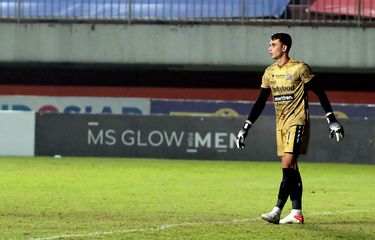 Penjaga gawang Bali United Nadeo Agrawinata saat pertandingan pekan 15 Liga 1 2021 yang berakhir dengan skor 0-0 di Stadion Maguwoharjo Sleman, Minggu (5/12/2021) malam.