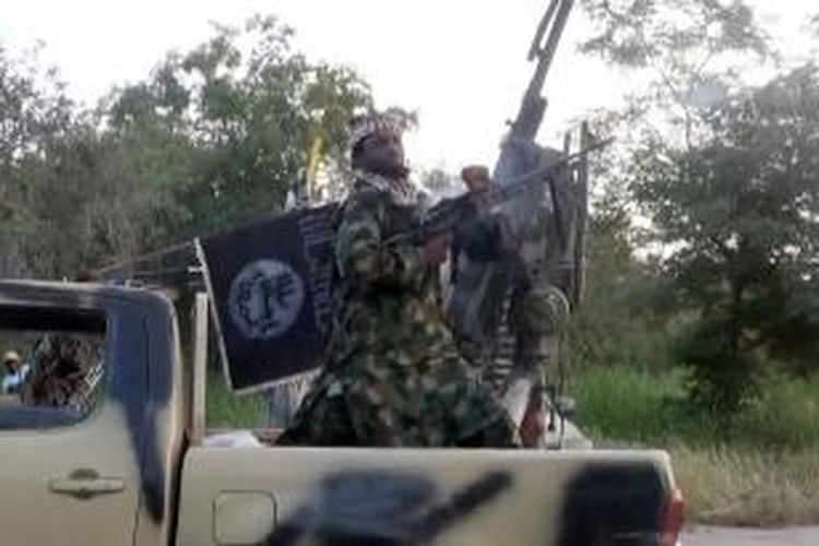 Dalam video terbarunya, pemimpin Boko Haram Abubakar Shekau terlihat menembakkan senapan anti-pesawat udara. Dalam video itu Shekau membantah kabar kematiannya yang disebar militer Nigeria.