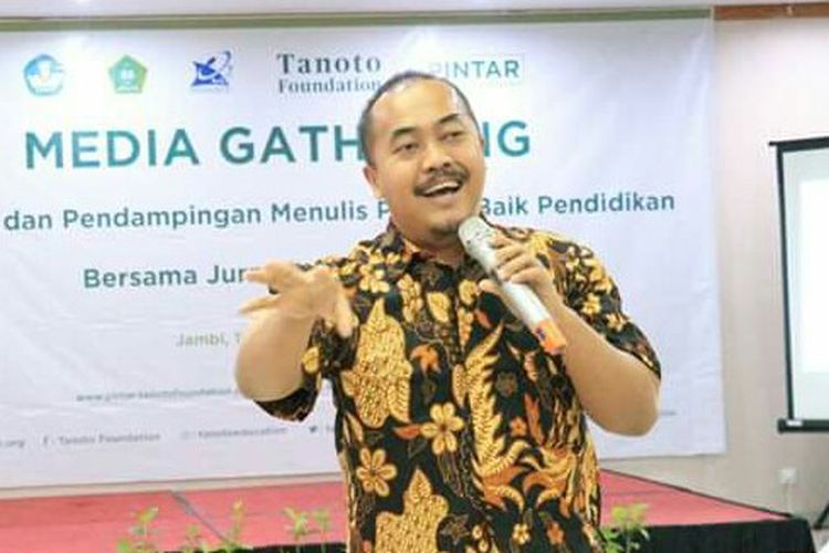 Anwar Holil, Manajer Komunikasi Tanoto Foundation untuk Program Pintar dan sedang menempuh S3 Teknologi Pendidikan di Universitas Negeri Surabaya