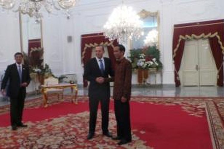 Presiden Joko Widodo bersalaman dengan Perdana Menteri Australia Tony Abbott dalam pertemuan di Istana Merdeka, Senin (20/10/2014) malam.
