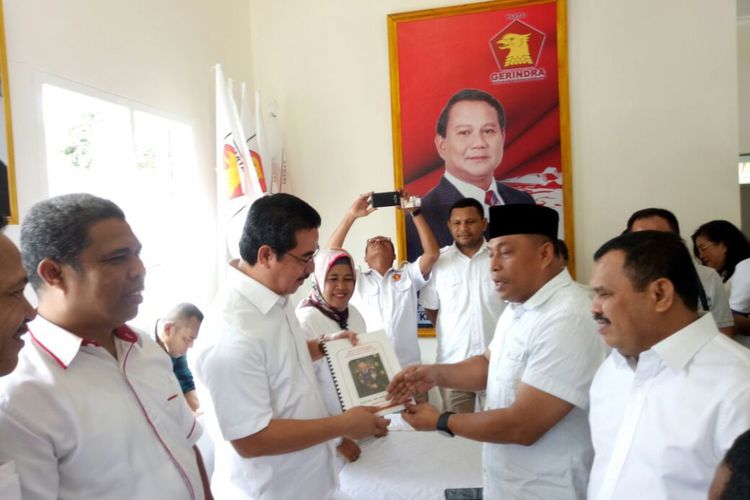 Komandan Korps Brimob Polri, Irjen Pol Murad Ismail mengembalikan formulir pendaftaran di partai Gerindra, PPP, Hanura dan Partai Nasdem, Senin (3/7/2017)