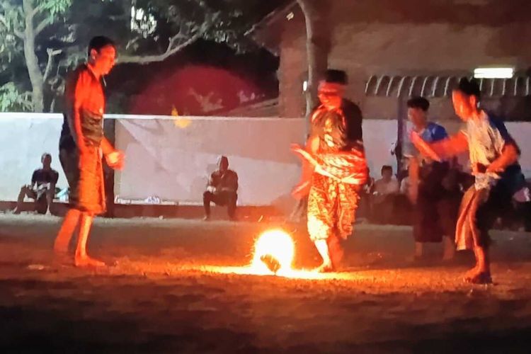 Aksi Sepak Bola Api Santri Jombang: Filosofi Menjinakkan Hawa Nafsu di Hari Santri 2026