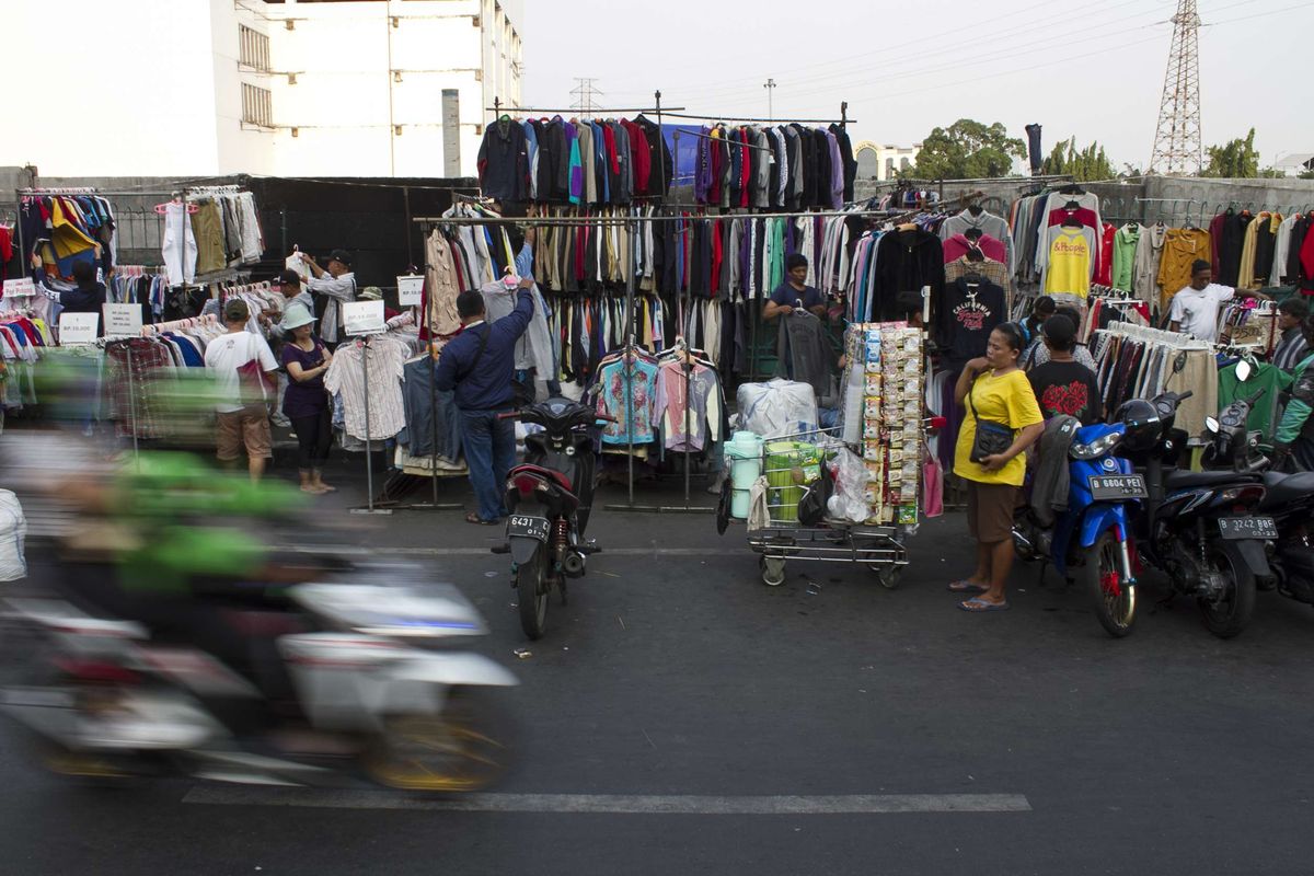 Puluhan pedagang kaki lima (PKL) masih berjualan di bahu jalan depan Pasar Senen, Jakarta Pusat, (4/12/2019). Beberapa pedagang menolak direlokasi ke Pasar Kenari dan Pasar Atom karena khawatir usahanya tidak selaris di Senen.