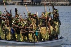 Perang sampai Menari di Atas Perahu Warnai Festival Danau Sentani 2015