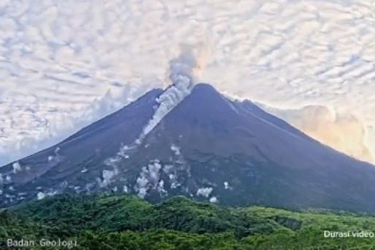 Ilustrasi. Gunung Merapi meluncurkan awan panas sejauh 1000 meter ke arah Kali Putih pada Rabu (1/10/2025) pagi.