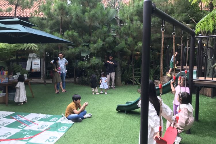 Wisatawan berada di area bermain anak di Hutanika, Bandung, Jawa Barat pada Minggu (29/6/2025).