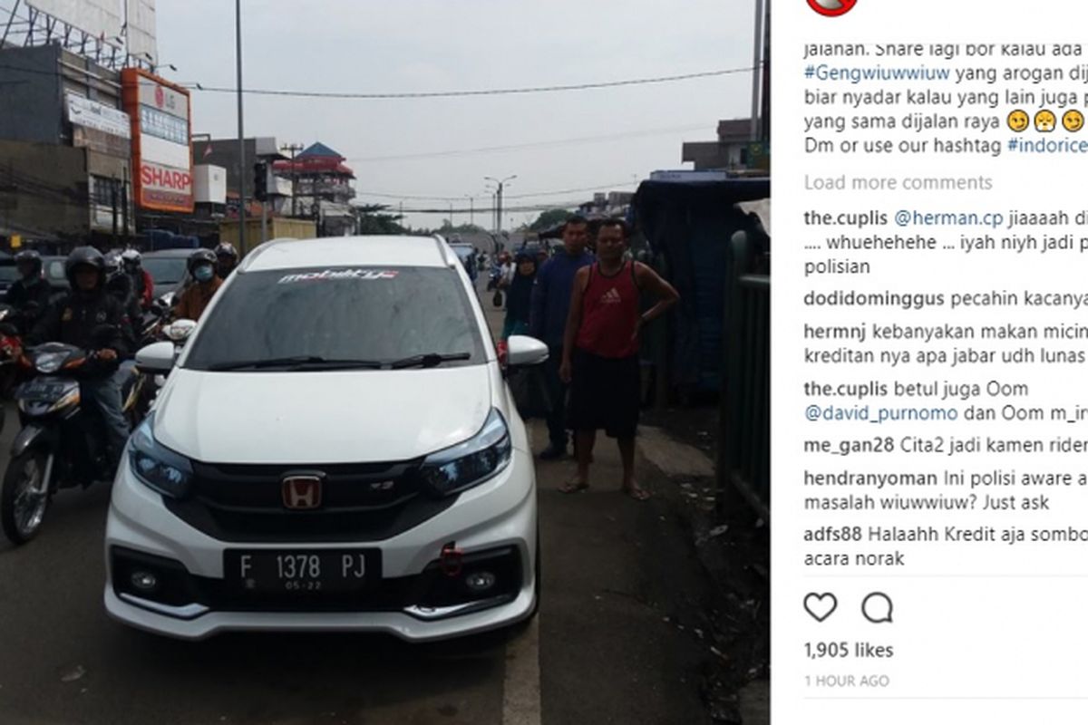 Lampu rotator dan Mobilio, berselisih paham di depan pasar CIbinong