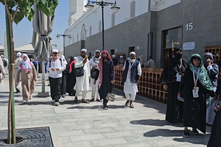 Jemaah Haji Indonesia Mulai Berburu Oleh-oleh, Kemenhaj Ingatkan Fokus Pada Ibadah