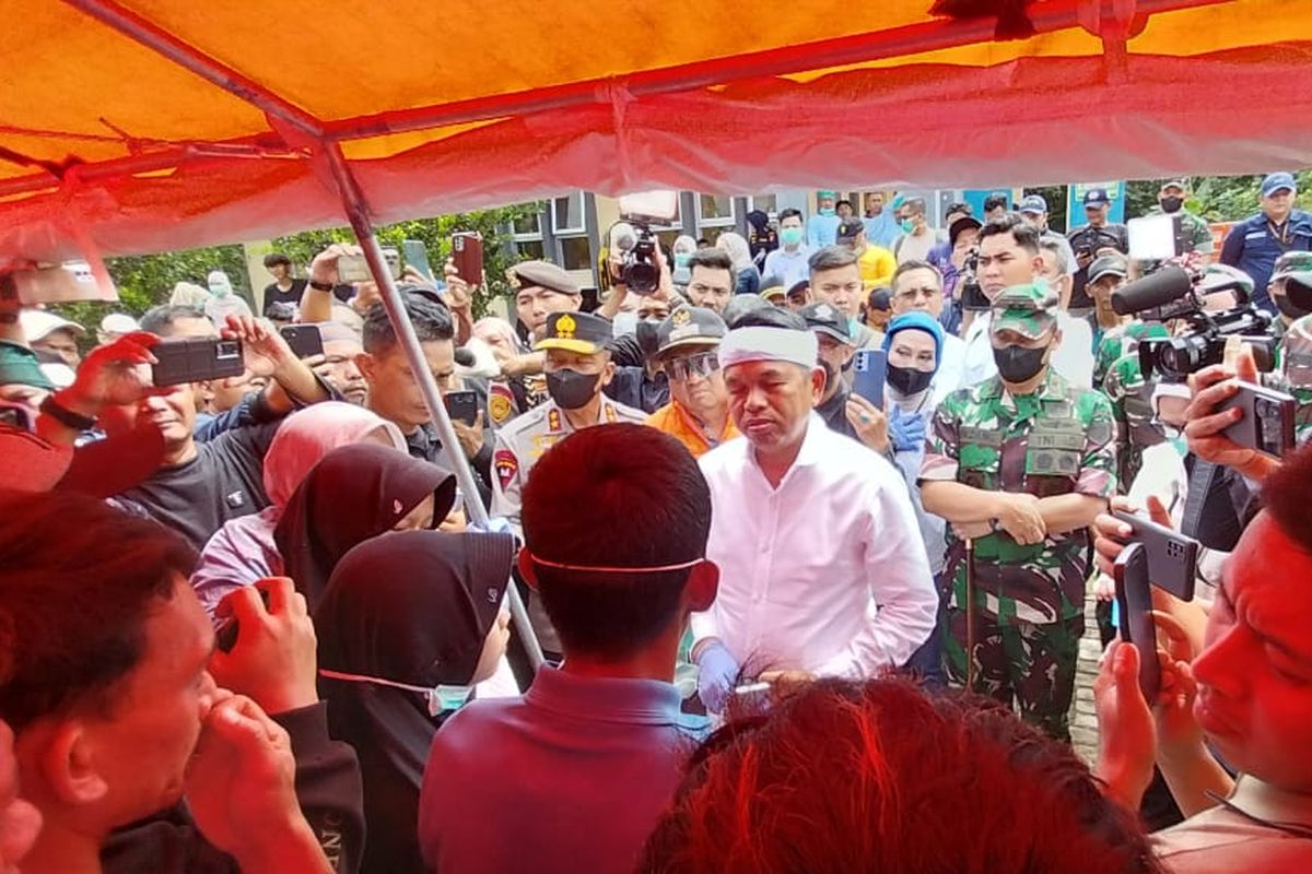 Gubernur Jabar Dedi Mulyadi saat berbincang langsung dengan para keluarga korban sipil yang meninggal saat berkunjung ke ruang Kamar Mayat RSUD Pameumpeuk, Garut, Selasa (13/5/2025). 