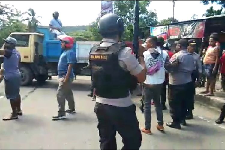 Bentrokan warga yang terjadi di Jalan Sudjarwo Condronegoro, Manokwari, Papua, Jumat (20/6/2019).