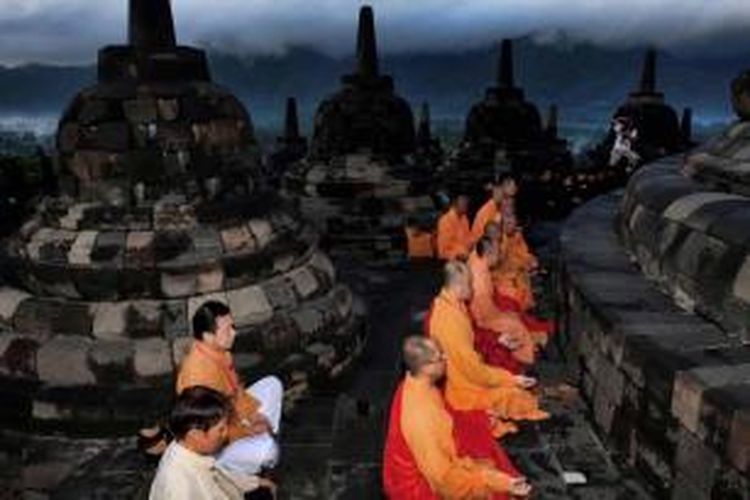 Biksu Buddha dari Konferensi Agung Sangha Indonesia (KASI), memasuki detik-detik Tri Suci Waisak di Candi Borobudur di Magelang, Jawa Tengah, Jumat (28/5/2010). Pada saat bersamaan, umat Buddha dari Walubi juga menjalani ibadah yang sama di pelataran candi yang prosesinya berlangsung hingga tengah malam.