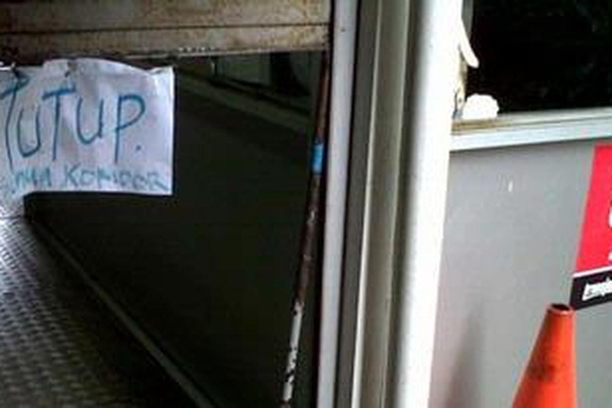 Seluruh koridor bus Transjakarta berhenti operasi karena banjir yang melanda Jakarta pada Kamis (17/1/2013).