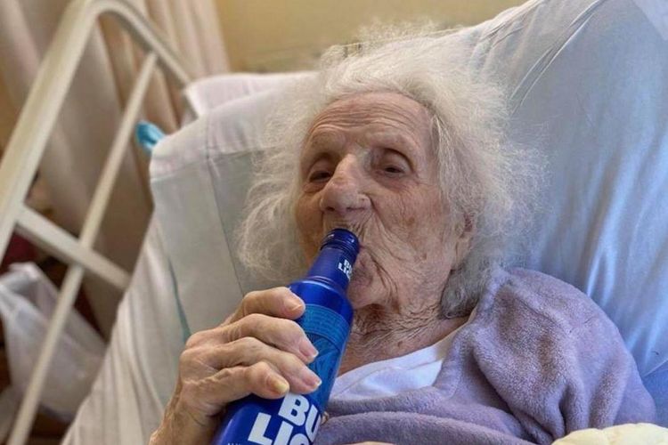 Jennie Stejna, nenek berusia 103 tahun yang langsung minum bir setelah sembuh dari Covid-19.