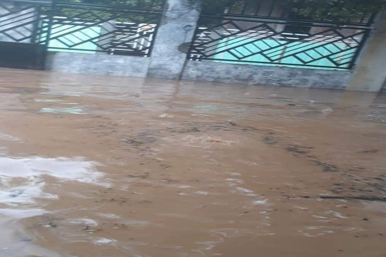 Kondisi permukiman dan rumah warga di Kota Bima yang digenangi banjir bandang pada Sabtu (20/03/2021) sore.