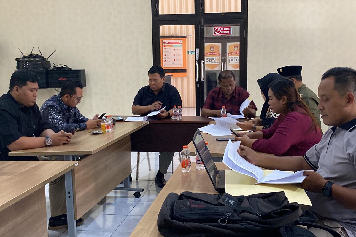 Ketua KPU Kabupaten Madiun, Nur Anwar menyampaikan teknis pelaksanaan debat  perdana paslon pilkada Kabupaten Madiun, Jawa Timur, Senin (21/10/2024).