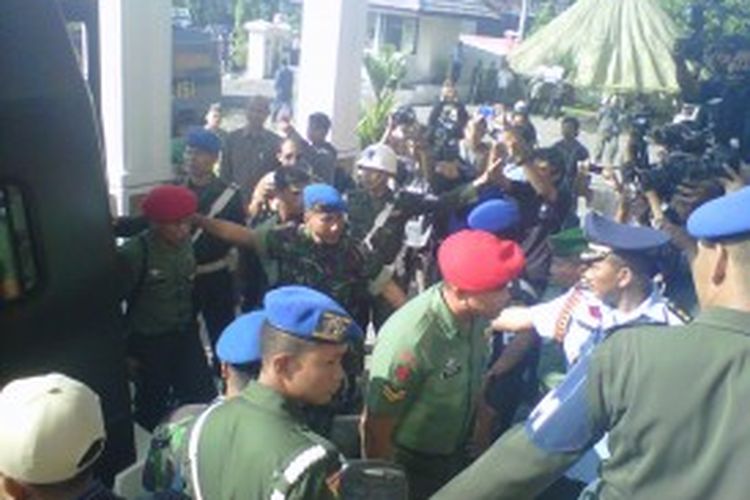 Dua belas anggota Kopassus Kandangmenjangan Kartasura, yang menjadi terdakwa kasus penyerangan Lapas Cebongan Sleman, memasuki Pengadilan Militer II-11 Yogyakarta, Kamis (20/6/2013).