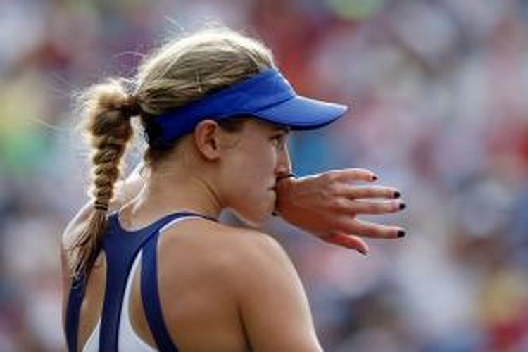 Petenis Kanada, Eugenie Bouchard, mengelap keringat ketika menghadapi petenis Rusia, Ekaterina Makarova, pada babak keempat AS Terbuka di USTA Billie Jean King National Tennis Center, New York, Senin (1/9/2014).