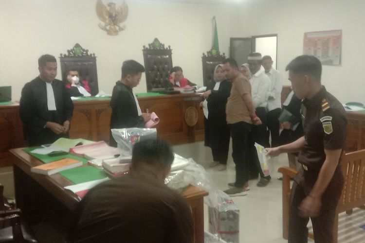 Sejumlah barang bukti termasuk surat berharga negara (SBN) diperlihatkan dalam sidang kasus uang palsu UIN Alauddin Makassar di pengadilan negeri (PN) Sungguminasa, Kabupaten Gowa, Sulawesi Selatan. Rabu, (4/6/2025).