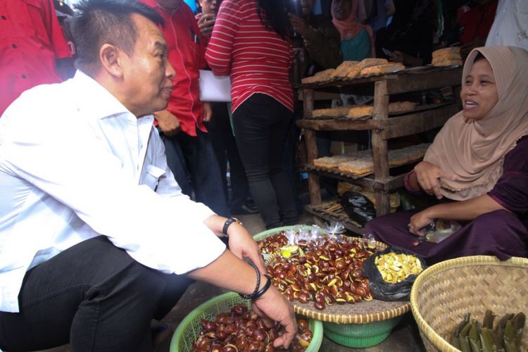 Bakal calon gubernur Jawa Barat Tubagus Hasanuddin atau yang akrab disapa Kang Hasan blusukan ke Pasar Rajagaluh, Kabupaten Majalengka, Jawa Barat, Jumat (19/1/2018).